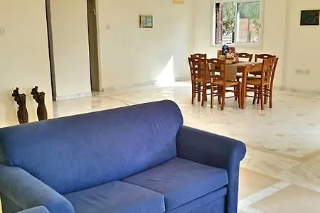 فيلة House 3 لارنكا